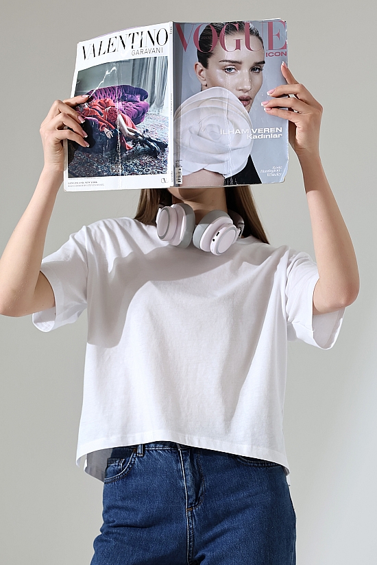 21929 KADIN KISA KOL GENİŞ VE YANLARI YIRTMAÇLI ARKASI OVAL BİSİKLET YAKA TSHIRT