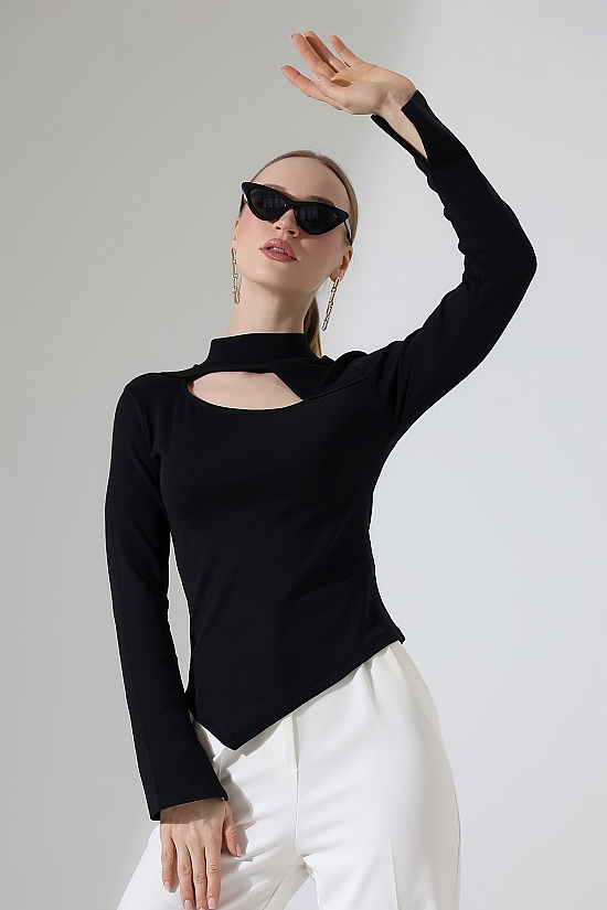 22190 KADIN YARIM BALIKÇI UZUN KOL YAN ETEĞİ ASİMETRİK ÖN GÖĞSÜ OVAL PENCERELİ TSHIRT