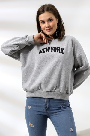 21497 NEWYORK BASK.ARKASIDA BASK. KADIN OVERSİZE  ŞARDONLU 2 İP SALAŞ GENİŞ SWETSHIRT 21497 NEWYORK BASK.ARKASIDA BASK. KADIN OVERSİZE  ŞARDONLU 2 İP SALAŞ GENİŞ SWETSHIRT